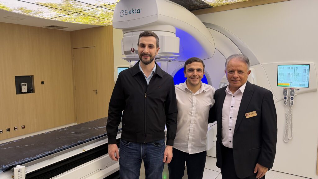 Aliel e lideranças na entrega do Centro de Radioterapia