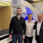 Aliel e lideranças na entrega do Centro de Radioterapia