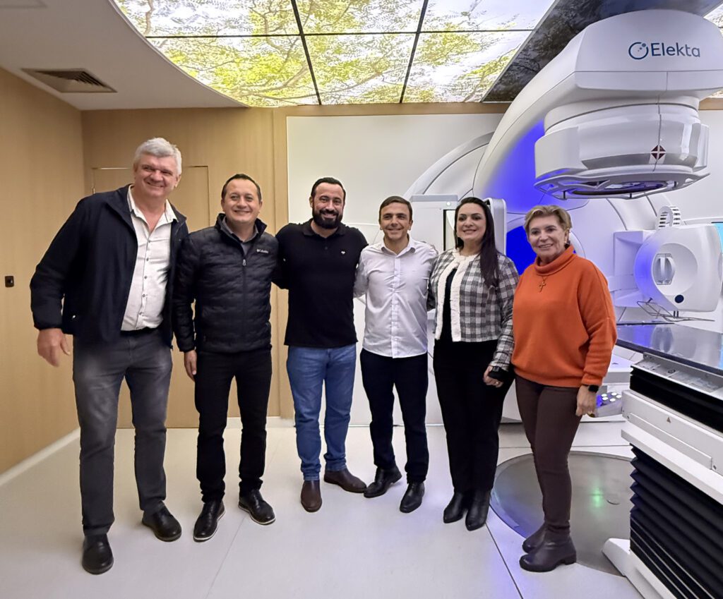 Aliel e prefeitos no 'Centro de Radioterapia' da Santa Casa.