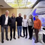 Aliel e prefeitos no 'Centro de Radioterapia' da Santa Casa.