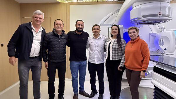 Aliel e prefeitos no 'Centro de Radioterapia' da Santa Casa.