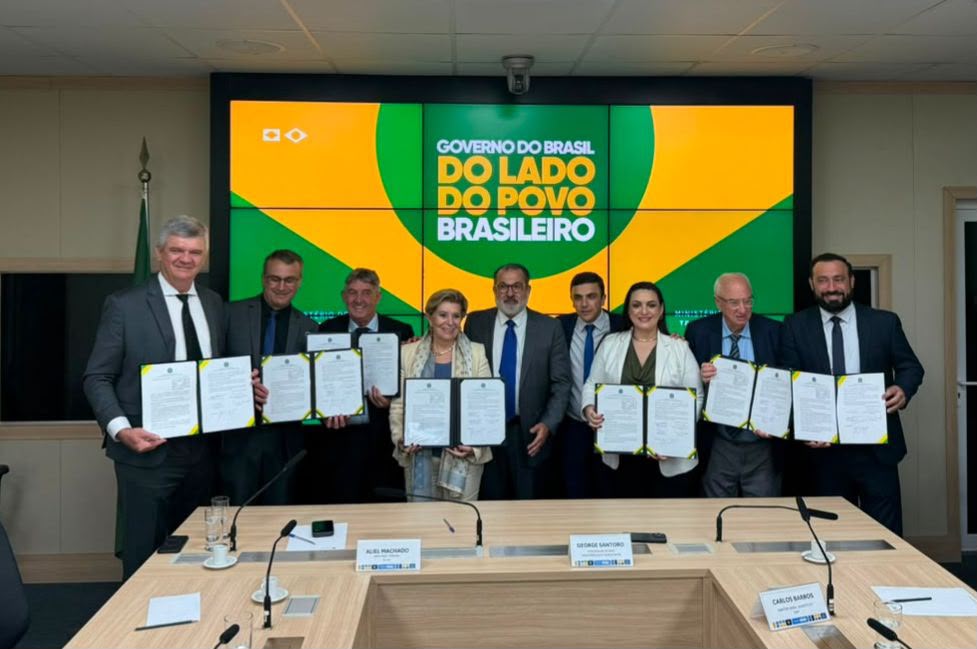 Assinatura da cessão das ferrovias.